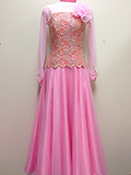 淡いピンクのドレス